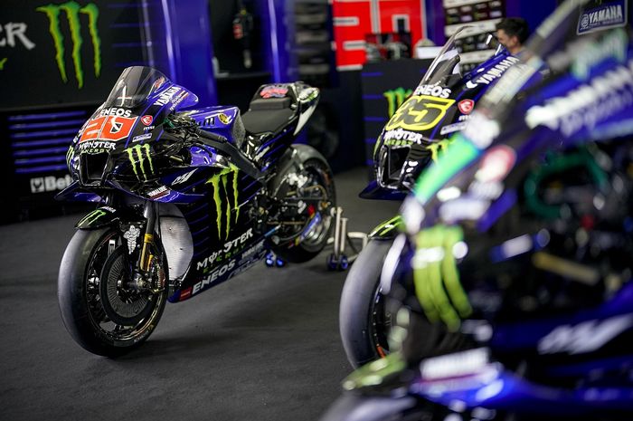 Motor YZR-M1 milik pembalap Monster Energy Yamaha, Fabio Quartararo, Cal Crutchlow (test rider), dan Franco Morbidelli, dipamerkan dalam peluncuran tim di Sirkuit Sepang, Malaysia, 4 Februari 2022. 
