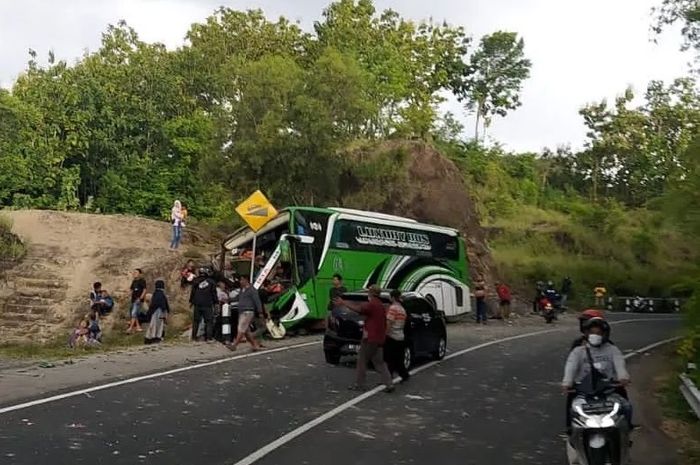 Potret kondisi lokasi kejadian kecelakaan bus pariwisata di Jalan Imogiri, Bantul, DIY pada Minggu (06/02/2022).