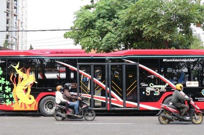 Armada bus Trans Semanggi yang wira-wiri di Kota Surabaya.