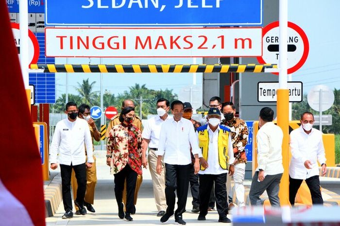 Presiden Joko Widodo didampingi sejumlah menteri meresmikan Jalan Tol Binjai-Stabat