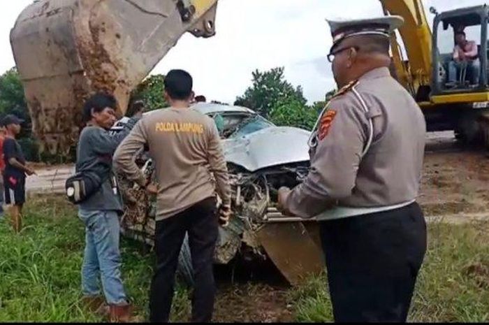 Nissan Juke yang ditabrak truk sampai masuk jurang