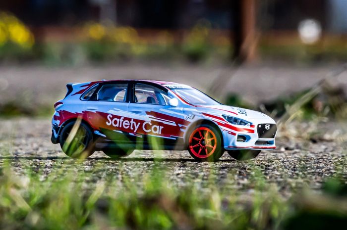 Cakep banget nih OtoToys diecast Hyundai i30 N dengan livery ala safety car i30 Fastback N.