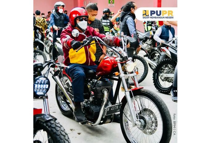 Menteri PUPR, Basuki Hadimuljono mengendarai chopper custom
