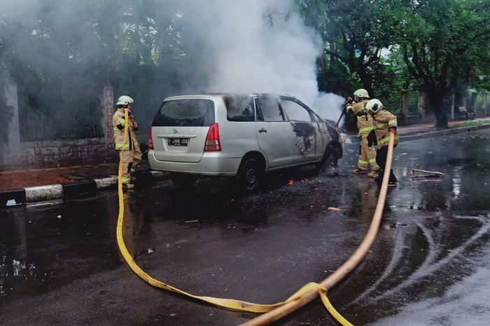 KIjang Innova terbakar di Jalan Puri Indah Raya, Kembangan Selatan, Kembangan, Jakarta Barat