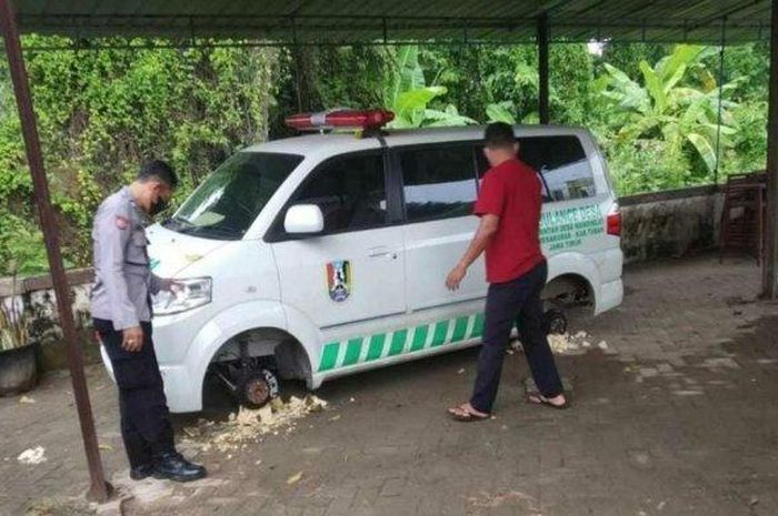Empat roda ambulans basis Suzuki APV dimaling di kantor desa Mandirejo, Merakurak, Tuban, Jawa Timur