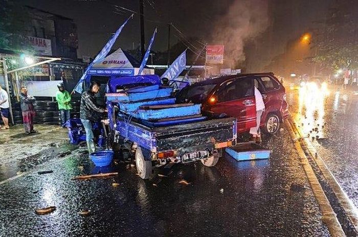 Adu banteng Suzuki Carry pikap dan Toyota Avanza yang merenggut 2 korban jiwa