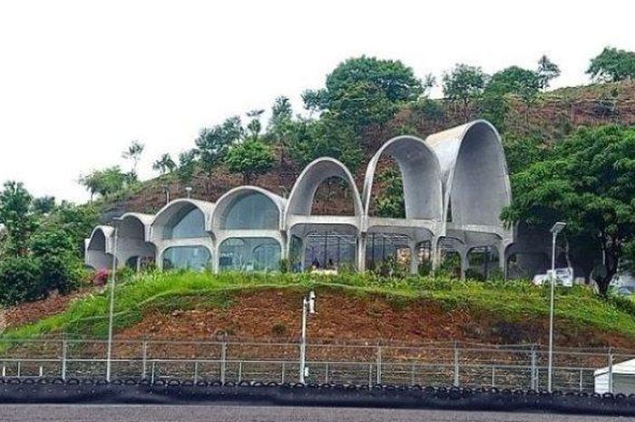 Bukit Jokowi dari tikungan pertama sirkuit Mandalika.