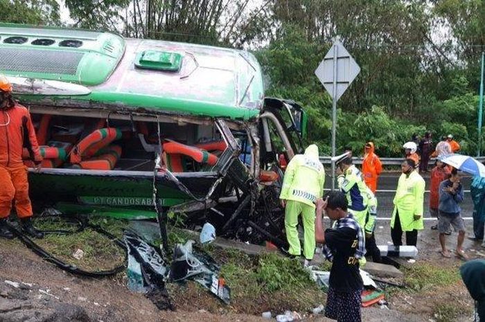 Bus pariwisata MG Trans tabrak tebing di Bukit Bego, Imogiri, Bantul, Yogyakarta