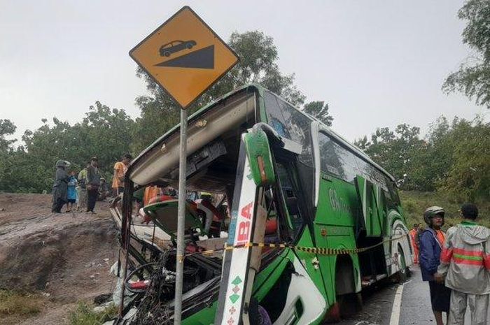 Kondisi bus pariwisata yang mengalami kecelakaan di Jalan Imogiri-Mangunan, tepatnya di bawah Bukit Bego, Imogiri Bantul, Minggu (6/2/2022) siang