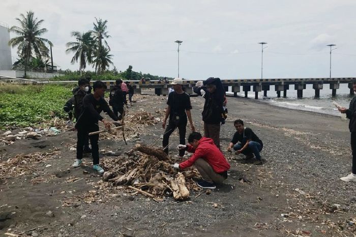 Bersama membersihkan area pantai di Lombok dari sampah