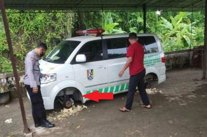 Penampakan unit Suzuki APV Ambulans yang menjadi sasaran pencurian ban modus ganjal batu di Desa Mandirejo, kecamatan Merakurak, Tuban, Jatim 