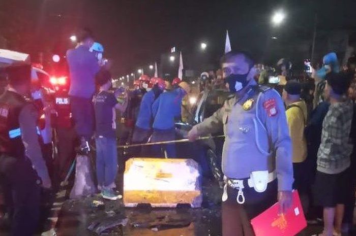 Toyota Camry yang terbakar di Jalan Raya Pasar Senen, Senen, Jakarta Pusat, Senin (7/2/2022) 