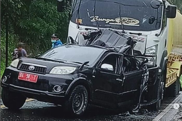 Toyota Rush dinas Camat Palembayan gepeng kecelakaan, sang istri tewas terjepit di kabin