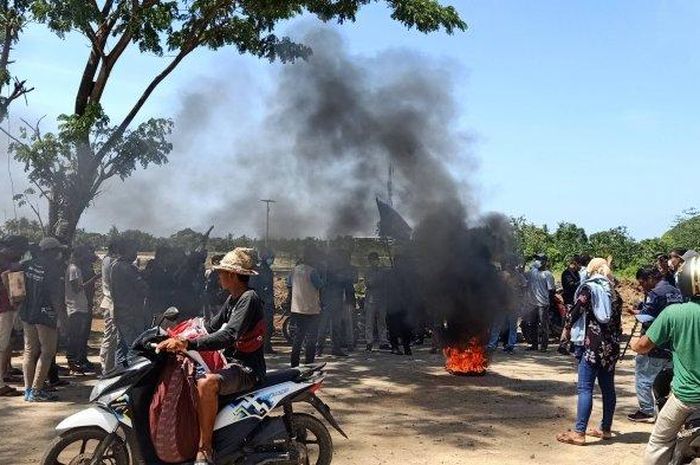 Para pemuda sekitar Sirkuit Mandalika yang melakukan aksi demo pada Selasa (08/02/2022).