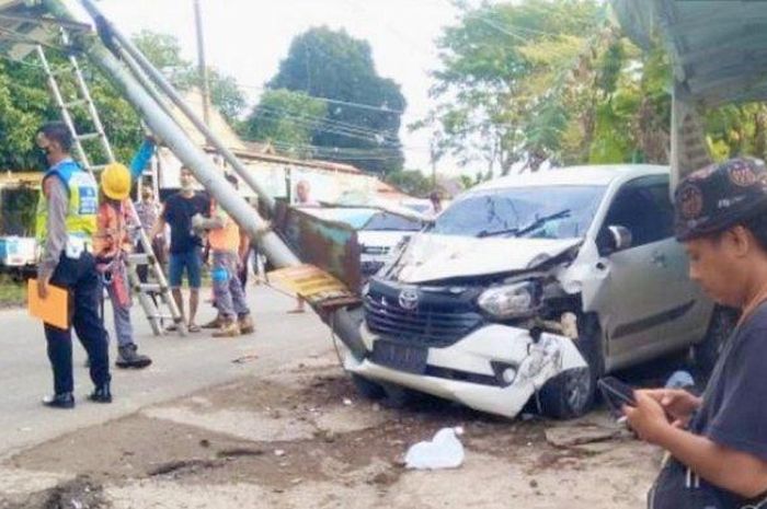 Kondisi Toyota Avanza usai tabrak tiang listrik di Tambarangan, Tapin Selatan, Tapin, Kalimantan Selatan