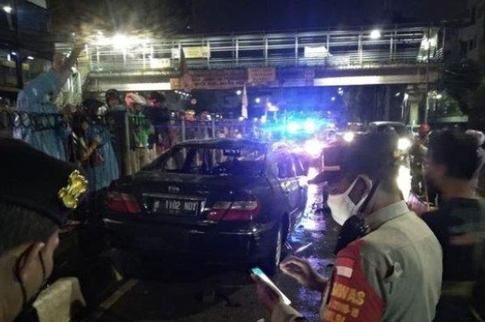 Kondisi Toyota Camry terbakar di jalan raya Pasar Senen, Jakarta Pusat