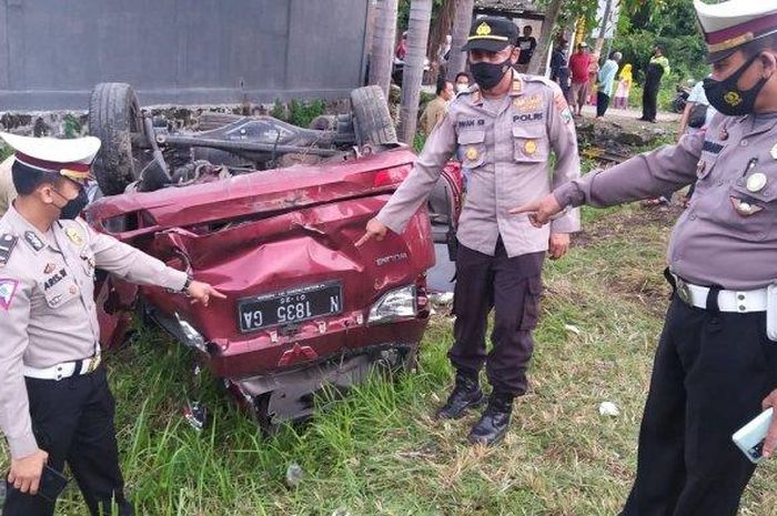 Wuling Confero kayang dengan kondisi hancur lebur usai ditusuk Kereta Api Rapih Dhoho di Kediri, Jawa Timur