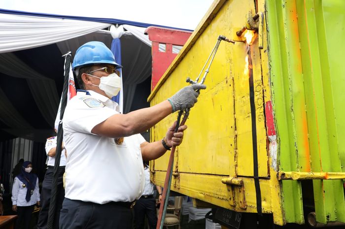 Pemotongan terhadap truk over load