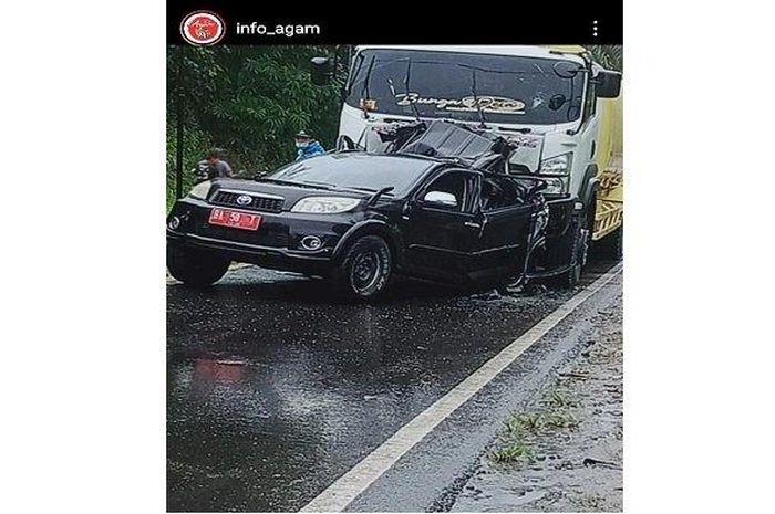 Laka lantas melibatkan minibus berplat merah yang diduga kendaraan dinas Camat Palembayan dengan sebuah truk. Sabtu (5/2/2022) 
