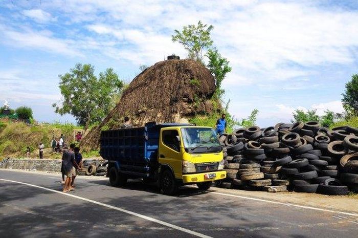 Ratusan ban ditumpuk di lokasi tragedi maut Bus Pariwisata di Bukit Bego, Imogiri, Bantul