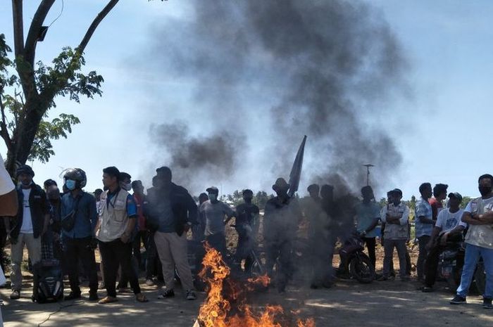 Aksi pemuda Kecamatan Pujut saat membakar ban di depan jalan Sirkuit Mandalika.