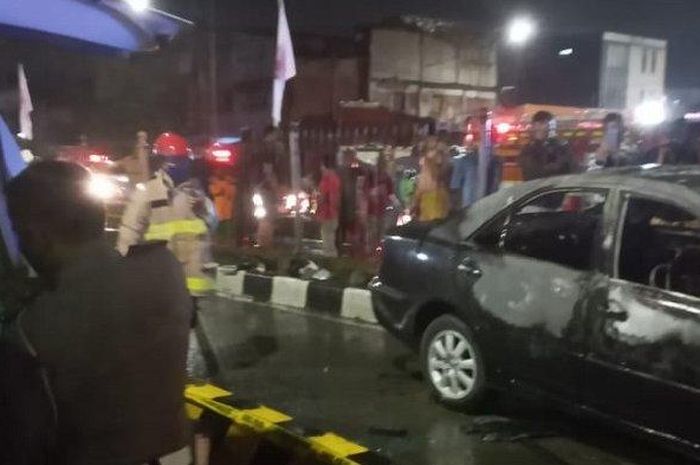 Kondisi Toyota Camry yang terbakar di jalan raya Pasar Senen, Senen, Jakarta Pusat