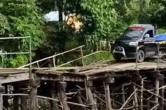 Detik-detik Daihatsu Gran Max pikap uji nyali lewat jembatan reyot.