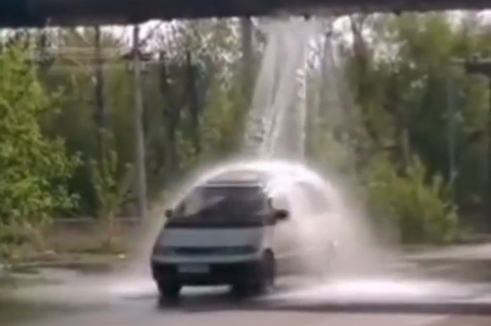 Cuplikan video kebocoran pipa air yang bikin untung para pengendara mobil.