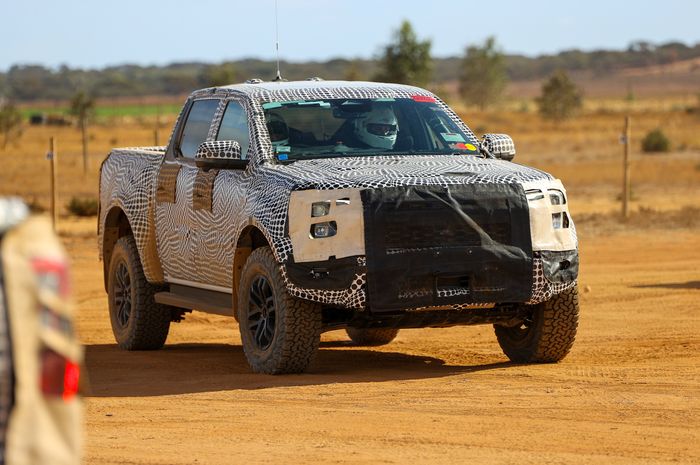 Teaser Ford Ranger Raptor saat pengetesan.