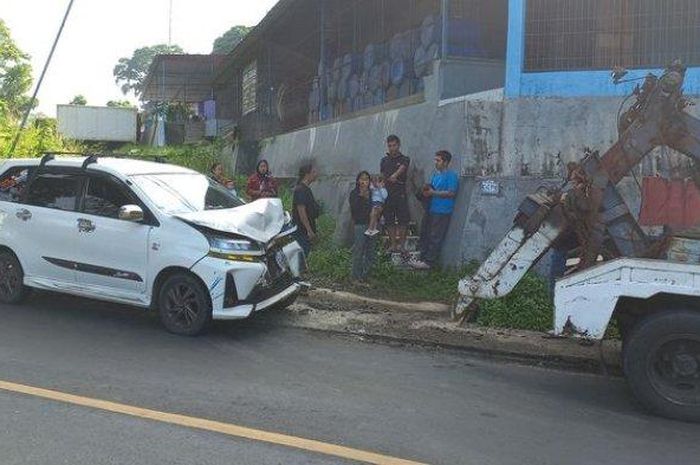Kondisi Toyota Avanza usai ditusuk Mitsubishi L300 di Cibadak, Palabuhanratu, Sukabumi, Jawa Barat