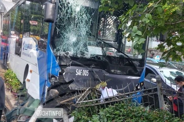 Bus Transjakarta tabrak separator usai menghindari motor yang potong jalur