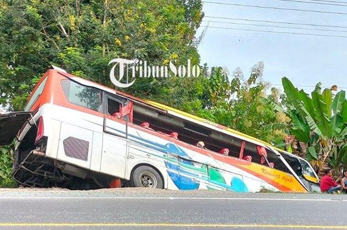 Bus Kramat Djati nyungsep ke parit usai terlibat tabrakan dengan truk boks