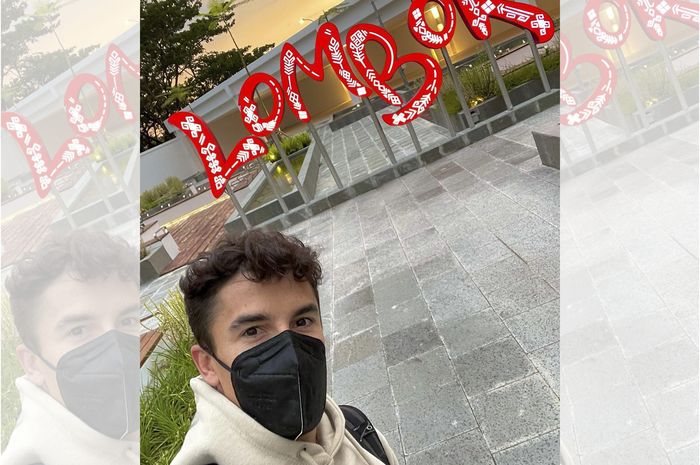 Foto Marc Marquez di depan tulisan Lombok dijadikan meme oleh warganet.