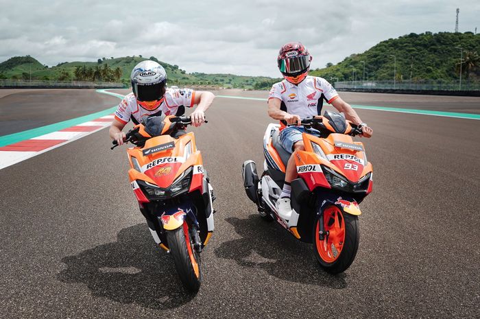 Pol Espargaro (kiri) dan Marc Marquez kala menjajal Honda Vario 160 di sirkuit Mandalika. Sehari sebelum tes MotoGP Indonesia. 
