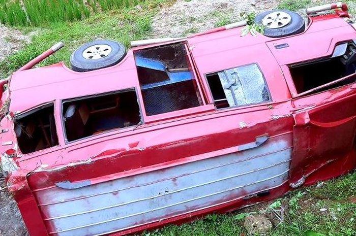 Isuzu Elf berisi puluhan pelajar SMK gelimpang dan hancur di tepi sawah desa Mekarbuana, Tegalwaru, Karawang, Jawa Barat