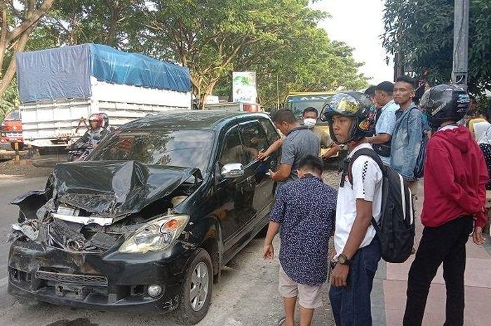 Kondisi Toyota Avanza usai terlibat tabrakan beruntun dengan Honda Mobilio dan dua truk di Empoang, Binamu, Jeneponto