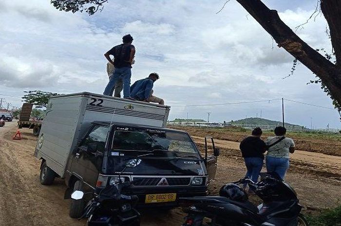 Sejumlah warga termasuk Ahmad Farhan dan Imam Ahmadi terpantau lagi nonton tes MotoGP 2022 dari luar Sirkuit Mandalika, Sabtu (12/02/2022).