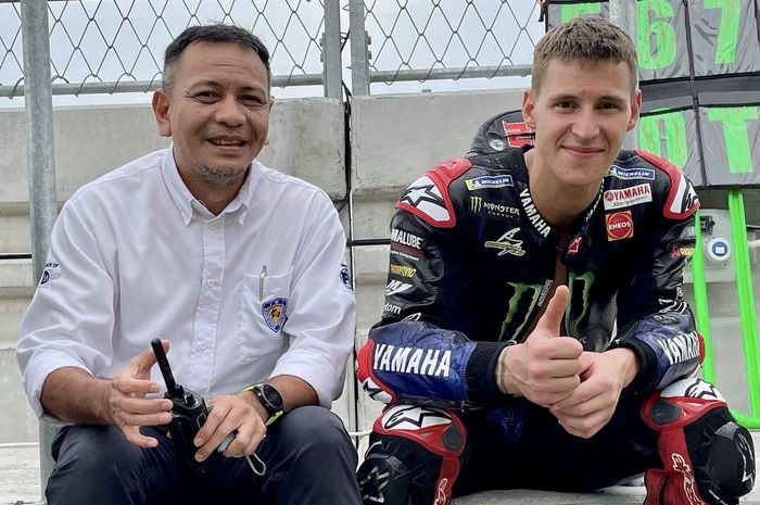 Eddy Saputra berfoto sejenak dengan Fabio Quartararo di sirkuit Mandalika di sesi Tes MotoGP Indonesia 2022