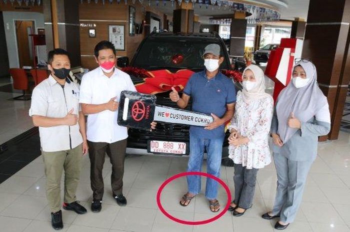 Pakai sendal jepit, sosok ini dikaitkan dengan Toyota Land Cruiser 300, apa hubungannya?