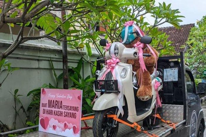 Gempar Yamaha Fazzio ditunggangi boneka beruang berpita, alasannya bikin para jomblo gigit jari