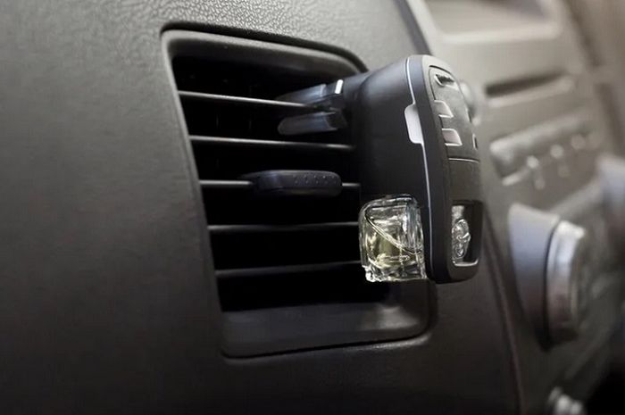 parfum atau pewangi mobil model cair