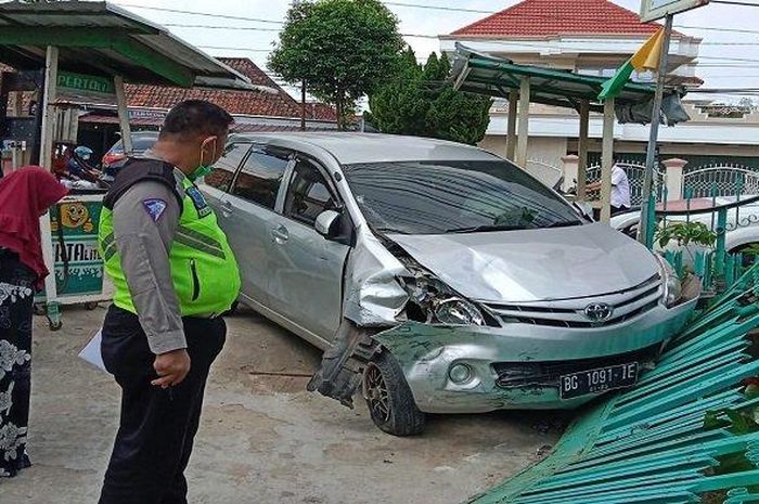 Toyota Avanza yang menabrak pasutri naik motor lalu menyabet Pertamini dan merobohkan pagar rumah warga di Plaju, Palembang, Sumatera Selatan