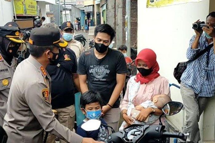 Kapolrestabes Surabaya saat berikan bantuan kepada driver ojol korban pencurian motor dari Presiden Jokowi 