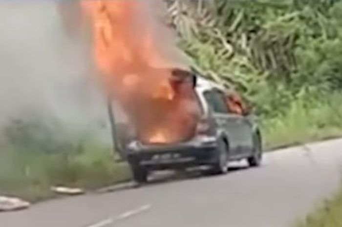 Nissan Livina X-Gear terbakar habis di kampung Burni Pase, Permata, Bener Meriah, Aceh