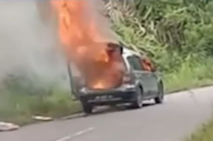 Nissan Livina X-Gear terbakar habis di kampung Burni Pase, Permata, Bener Meriah, Aceh