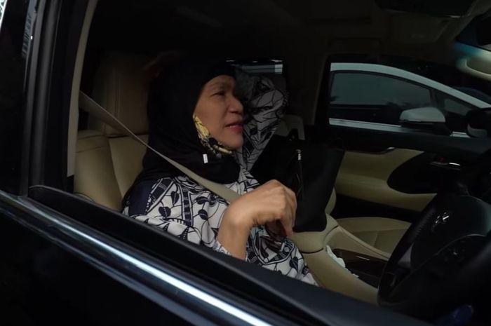 Dorce Gamalama saat jadi sopir pribadi Raffi Ahmad