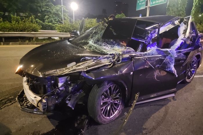 Satu unit mobil Lexus RX 350 alami kecelakaan