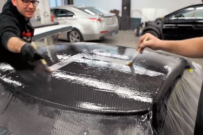 Panel carbon fiber dibuat dari anyaman serat karbon yang kemudian dilapis resin.
