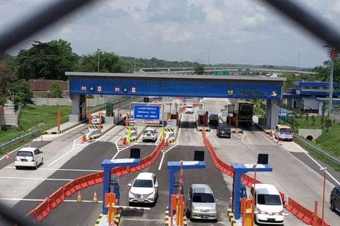 Catat, bayar tol enggak pakai kartu lagi akhir 2022, pengemudi wajib punya ponsel canggih? (foto ilustrasi)