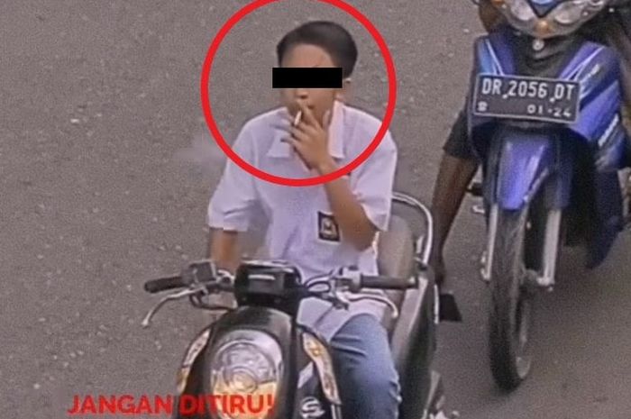 Pengendara Honda Scoopy tetap santai meski ditegur petugas.